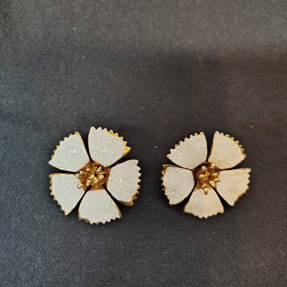 Vintage Gold Tone Enamel Flower Clip-On Earrings 1" Petal Design